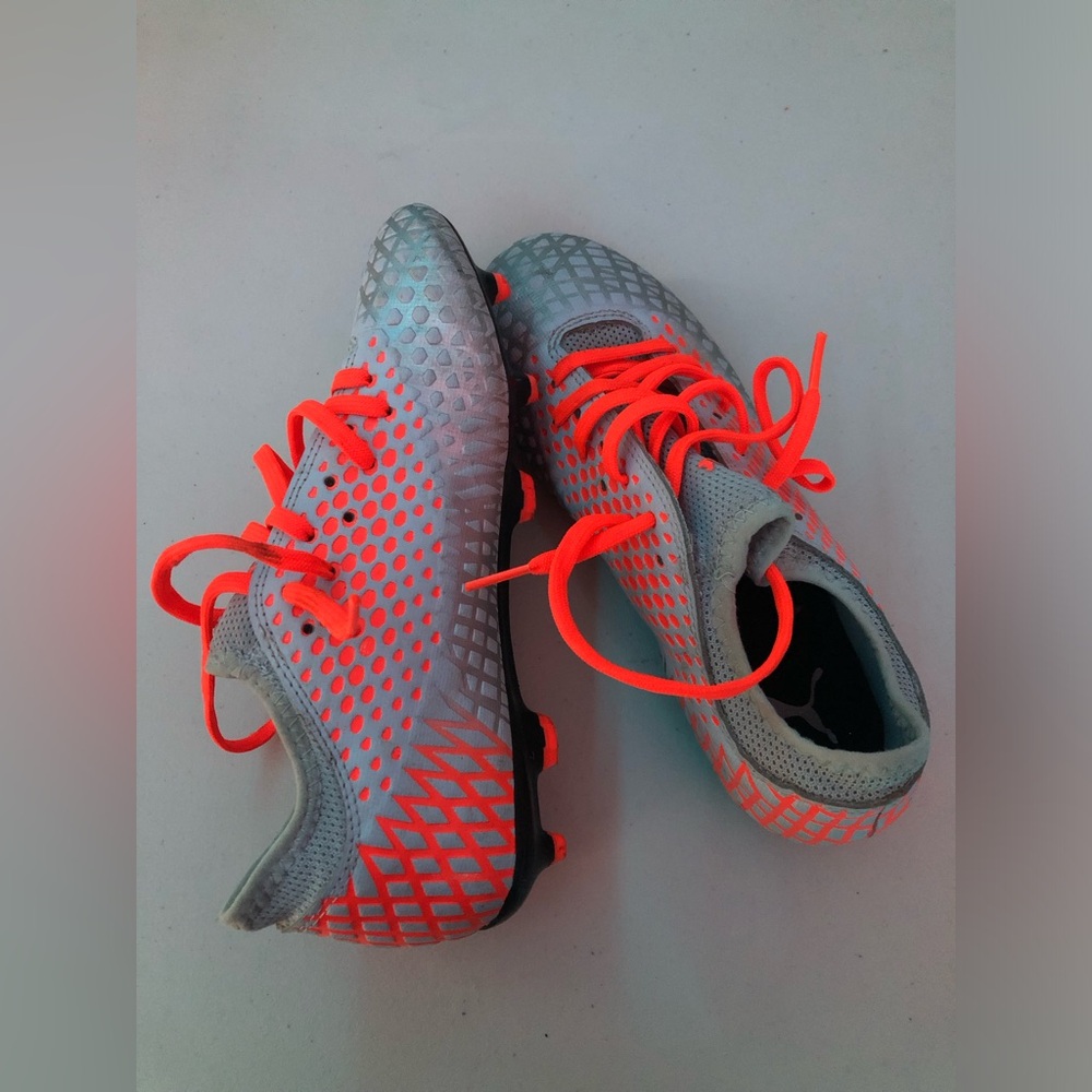 Used-Like New. Youth Puma Soccer Cleats. Size 4c.